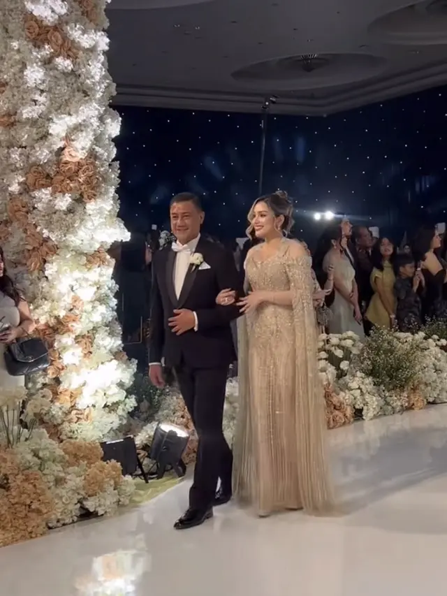 Nurah Syahfirah saat Dampingi Anak Sambungnya Teuku Rassya resepsi pernikahan. [@mirantisari]