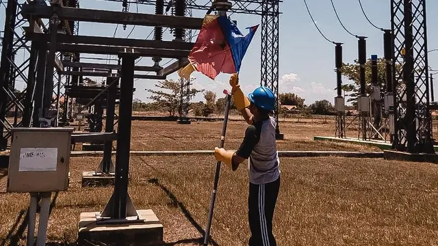 Wakil Gubernur Jawa Timur Emil Elistianto Dardak mengimbau masyarakat untuk tidak bermain layang-layang dan balon udara di dekat jaringan listrik milik PT PLN (Persero).