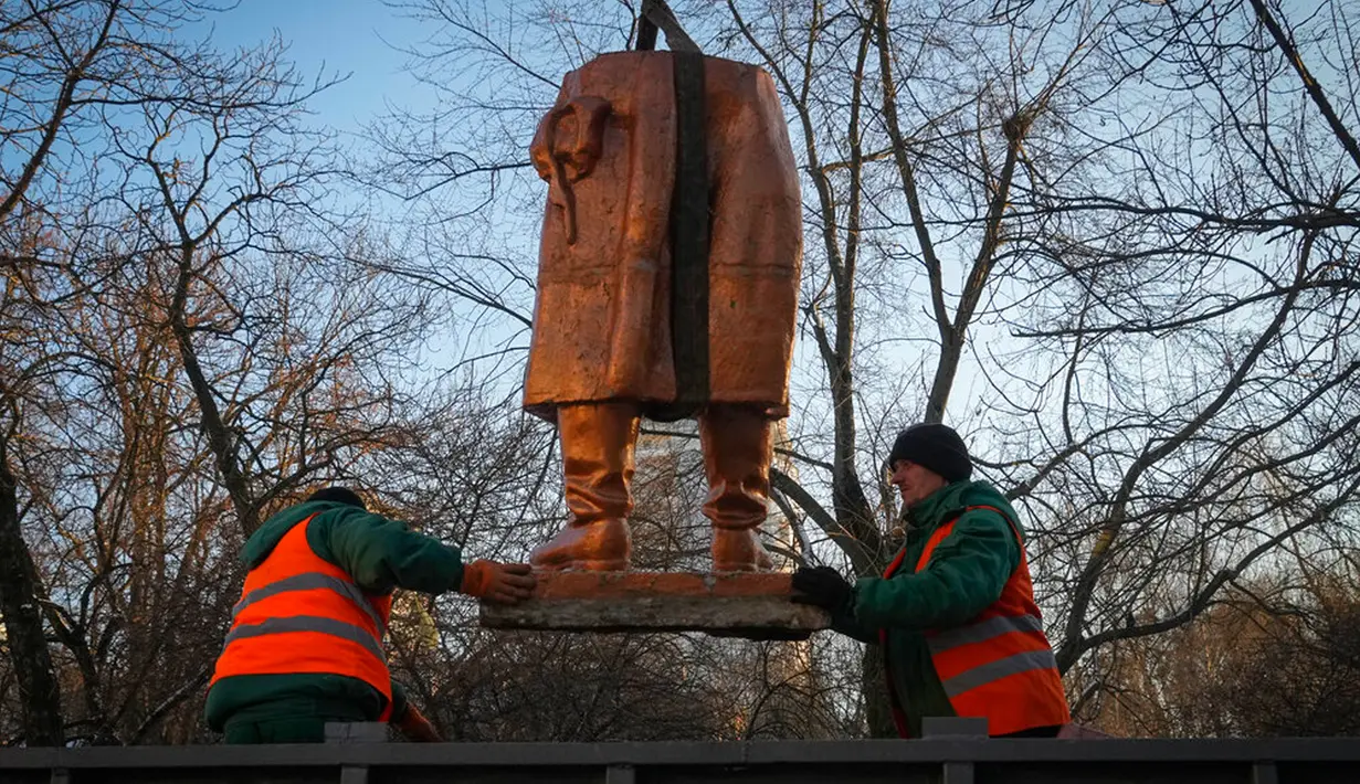 Pekerja kota membongkar monumen era Soviet untuk pilot Rusia Valery Chkalov di Kyiv, Ukraina, 8 Februari 2023. Ukraina mempercepat upaya untuk menghapus sisa-sisa pengaruh Soviet dan Rusia selama berabad-abad dari ruang publik dengan merobohkan monumen dan mengganti nama ratusan jalan untuk menghormati seniman, penyair, kepala militer, dan pemimpin kemerdekaan yang tumbuh di dalam negeri. (AP Photo/Efrem Lukatsky)