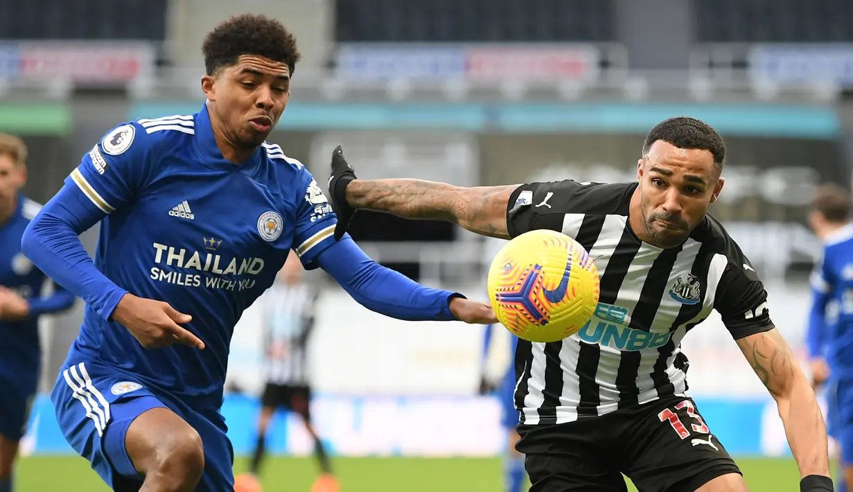 Bek Leicester City, Wesley Fofana (kiri) berebut bola dengan striker Newcastle United, Callum Wilson dalam laga lanjutan Liga Inggris 2020/21 pekan ke-17 di St James' Park, Minggu (3/1/2021). Leicester City menang 2-1 atas Newcastle United. (AFP/Michael Regan/Pool)
