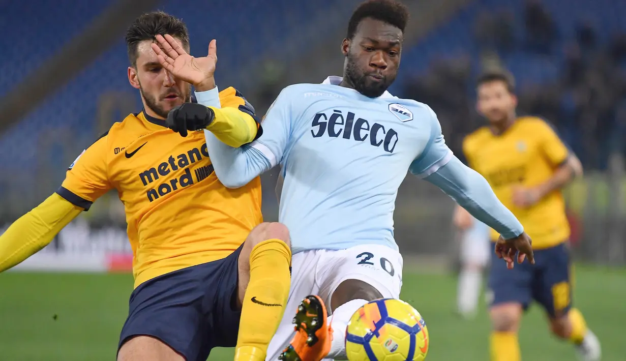 Duel pemain Lazio, Felipe Caicedo (kanan) dengan pemain Hellas Verona, Deian Boldor pada lanjutan Serie A di di Olympic stadium, Roma, (19/2/2018). Lazio menang 2-0. (AFP/Alberto Pizzoli)