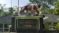 Di depan kantor Koramil Cisewu Garut itu kini digantikan dengan sosok harimau yang lebih garang dan gagah. (dok. Kapendam III Siliwangi)