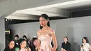 Tak melulu bermain dengan palet warna gelap, Sean Sheila juga menghadirkan palet warna muda seperti  blush, dan stark white dengan permainan siluet busana yang unik. / Foto: Fimela.com.