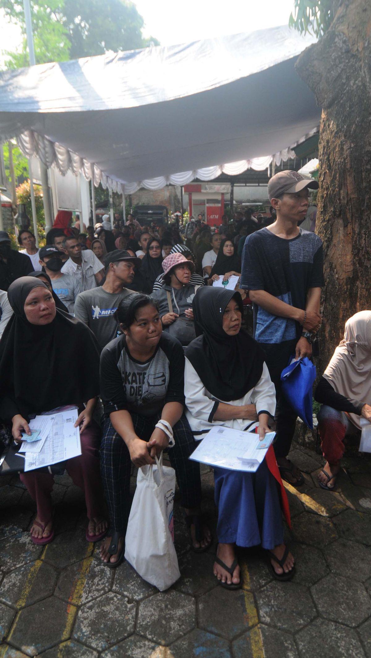 Dia merinci, jumlah penerima bantuan pangan beras di wilayah Jakarta Barat terdapat 67.000 KPM, Jakarta Pusat 41.000 KPM. Kemudian, Jakarta Utara 55.000 KPM, Jakarta Selatan 51.000 KPM, dan Kepulauan Seribu sekita 2.000 KPM.&nbsp;Foto: Merdeka.com/Imam Bu