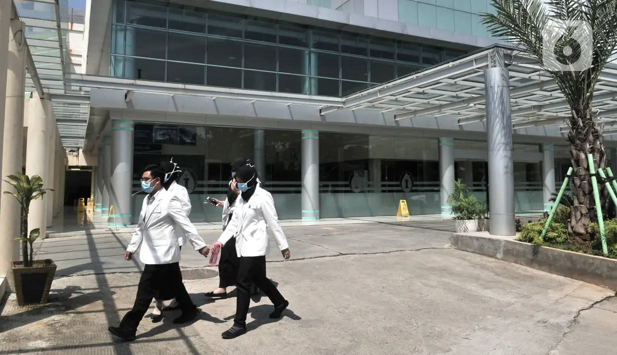 Pegawai mengenakan masker beraktivitas di RSPI Prof. DR. Sulianti Saroso, Jakarta, Senin (2/3/2020). Pegawai dan pengunjung mengenakan masker sebagai bentuk pencegahan penularan pasca dua pasien positif terinfeksi Corona dirawat di rumah sakit tersebut. (merdeka.com/Iqbal S. Nugroho)