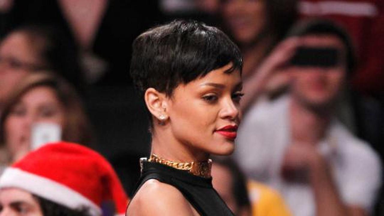 Nonton basket, Rihanna mesra dengan Chris Brown