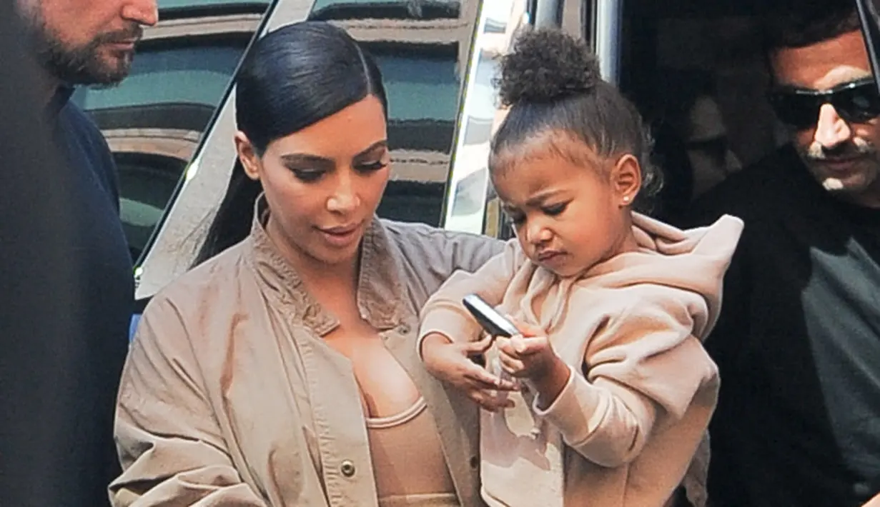 Para penggemar tentu mengetahui bahwa North dan Kim selalu bangga dengan rambut kriting yang dimiliki sang anak. (Affinity Magazine)