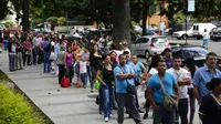 Antrean pembeli di Venezuela (Reuters)