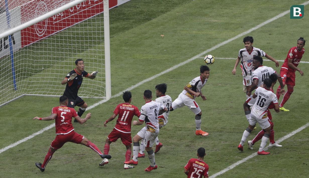 Kemelut terjadi di depan gawang Mitra Kukar saat melawan Persija pada laga Liga 1 di SUGBK, Jakarta, Minggu (09/12). (Bola.com/M Iqbal Ichsan)