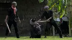 Sejumlah aktor memperagakan pembunuhan massal yang dilakukan prajurit Khmer Merah saat berkuasa di  Phnom Penh, Kamboja, (20/5). Perayaan ini dipusatkan di depan Choeung Ek, museum Killing Fields di pinggiran Phnom Penh. (AFP PHOTO/TANG CHHIN SOTHY)