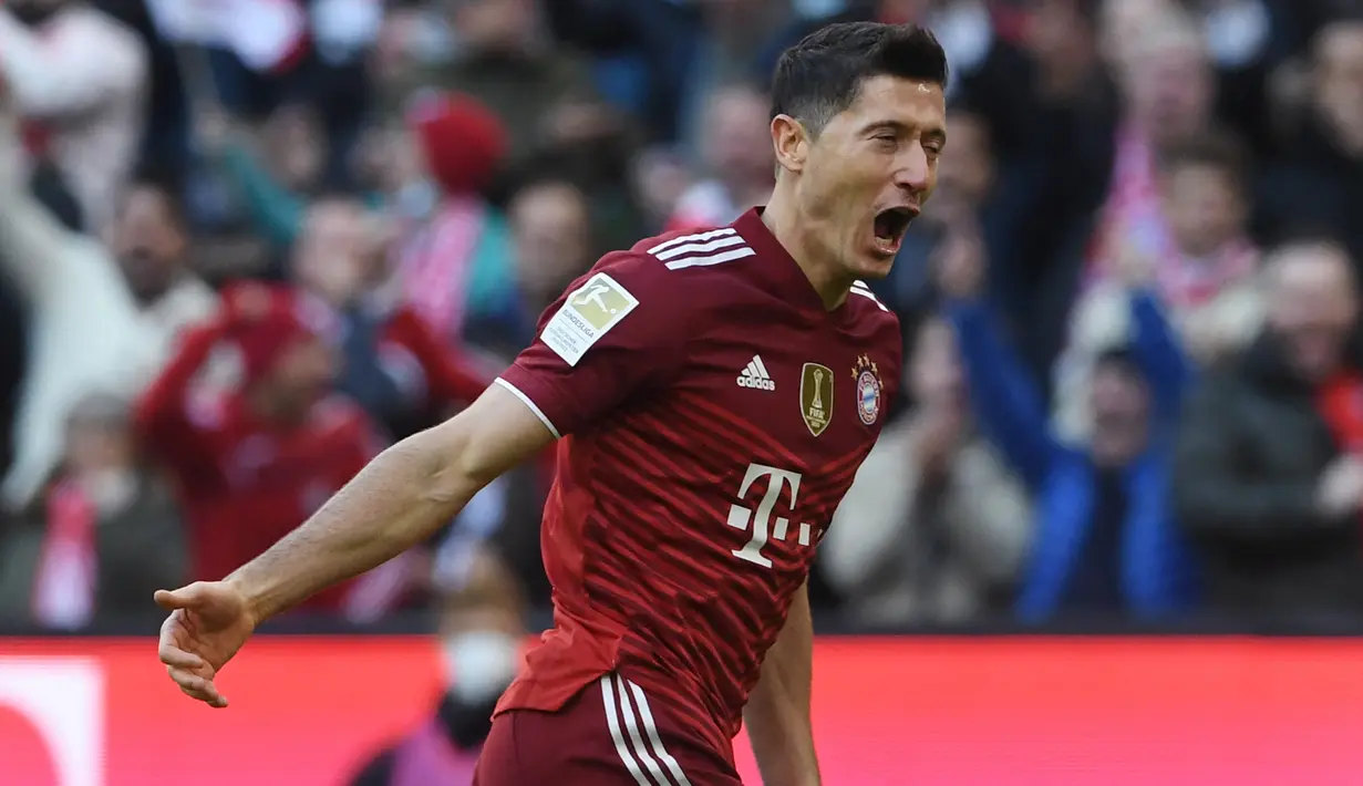 Robert Lewandowski. Striker Bayern Munchen berusia 33 tahun ini telah mencetak 19 gol dari 15 laga musim ini. Rinciannya, 12 gol di Liga Jerman, 5 gol di Liga Champions dan 2 gol di DFL-Supercup. Di ajang DFB Pokal ia gagal mencetak gol dan Bayern Munchen telah tersingkir. (AFP/Christof  Stache)