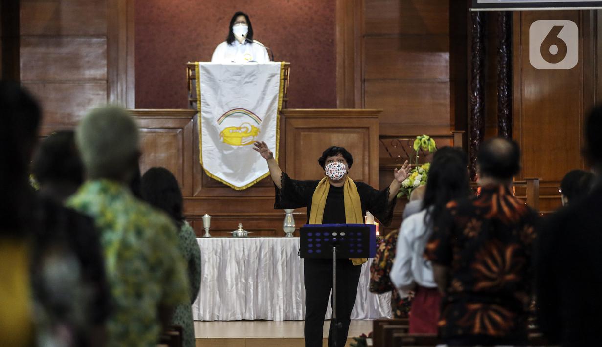 Pendeta memimpin ibadah perayaan malam Natal di Gereja Protestan Indonesia Bagian Barat (GPIB) Effatha, Jakarta, Jumat (24/12/2021). Ibadah malam ini mengangkat tema Nyanyian Pujian. (Liputan6.com/Johan Tallo)