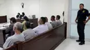 Enam orang Terpidana kasus penculikan dan pembunuhan 11 perempuan mendengarkan putusan di ruang sidang di Ciudad Juarez, Meksiko (27/7/2015). Pengadilan menjatuhkan vonis 679 tahun penjara kepada lima dari 6 orang tersebut. (REUTERS/Jose Luis Gonzalez)