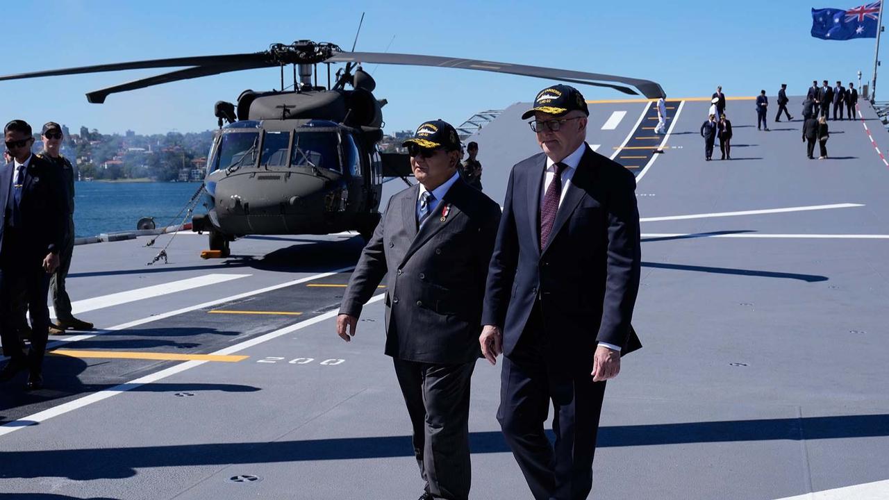 VIDEO: Gagah Prabowo Berkacamata Hitam di Atas Kapal Induk Australia HMAS Canberra