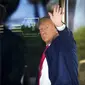 Trump sempat melambaikan tangan kepada para pendukungnya saat dia berjalan masuk ke kediaman di Trump Tower. (AP Photo/Bryan Woolston)