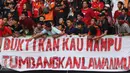 Suporter membentangkan spanduk protes usai menyaksikan laga Persija melawan Mitra Kukar pada lanjutan Liga 1 Indonesia di Stadion Patriot Candrabhaga, Bekasi, Minggu (14/5). Laga kedua tim berakhir imbang 1-1. (Liputan6.com/Helmi Fithriansyah)