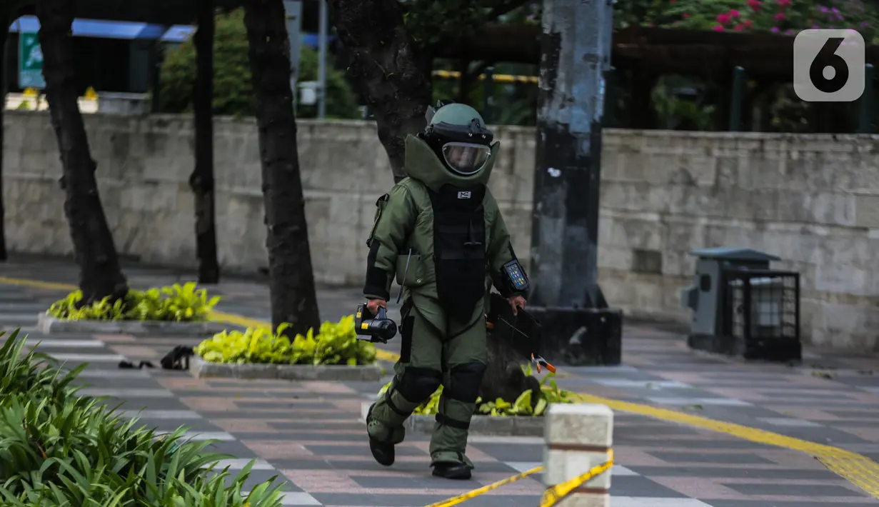 Anggota Gegana saat memeriksa sebuah tas mencurigakan yang ditaruh di depan Hotel Kempinski, Bundaran HI, Jakarta, Kamis (16/4/2020). Dalam pemeriksaan yang dilakukan anggota Gegana diketahui bahwa tas tersebut kosong. (Liputan6.com/Faizal Fanani)
