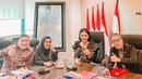 Krisdayanti rapat bersama senior-senior kapoksi PD Perjuangan
Komisi IV, komisi V dan wakil ketua komisi XI bapak DOLFIE O.F.P, IR. (Foto: Instagram/@krisdayantilemos)