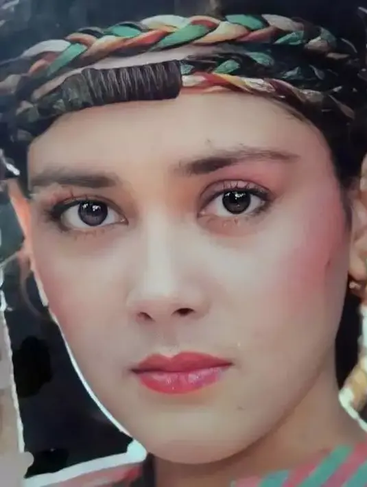 Nama aslinya, Lydia Ruth Elizabeth Kandou memiliki darah keturunan Belanda, Filipina, dan Minahasa. Paras cantik wanita blasteran begitu terlihat dari mantan istri Jamal Mirdad ini. [Instagram/@lydiakandou_]