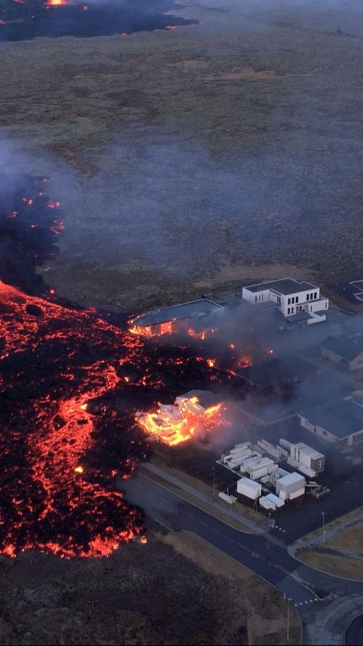 Penampakan sejumlah rumah penduduk yang terbakar oleh aliran lava pijar setelah sebuah gunung api meletus di dekat Kota&nbsp;Grindavik, Islandia, pada 14 Januari 2024.&nbsp;Bjorn Steinbekk/@bsteinbekk via Instagram/via REUTERS