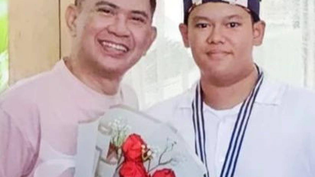 Sang ayah tampak sering membagikan momen kebersamaan dengan putra angkatnya.<br>