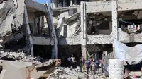Warga Palestina memeriksa kerusakan di sekolah Al-Zahra setelah dihantam serangan Israel, di lingkungan Shujaiya, Kota Gaza pada 8 Agustus 2024. (Omar AL-QATTAA/AFP)