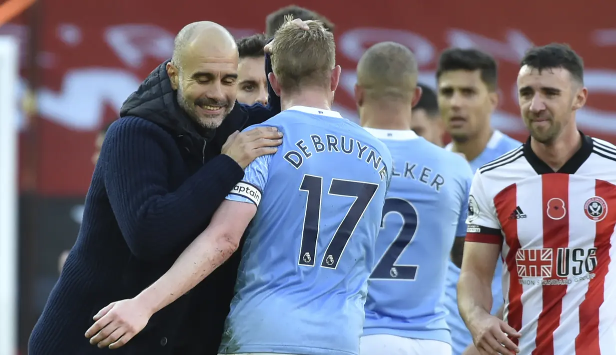 Pelatih Manchester City, Pep Guardiola, merayakan kemenangan timnya atas Sheffield United pada laga lanjutan Liga Inggris di Stadion Bramall Lane, Sabtu (31/10/2020) malam WIB. Manchester City menang 1-0 atas Sheffield. (AP Photo/Rui Vieira/Pool)