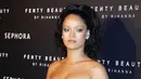 Rihanna pun tampak cantik dan juga seksi dalam busana hitam dan ekspresi fiercenya. (REX/Shutterstock/HollywoodLife)