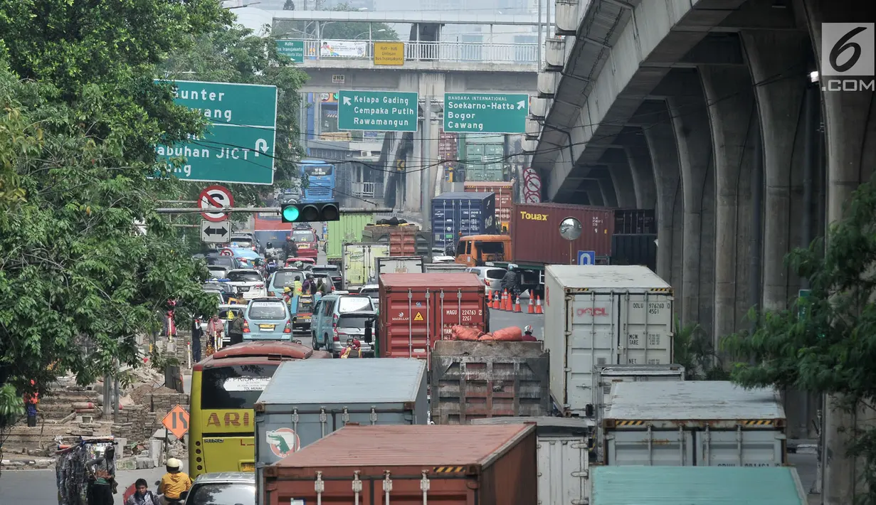 Penumpukan kendaraan di Jalan Yos Sudarso arah Cawang di pintu Tol Kebon Bawang, Tanjung Priok, Jakarta, Kamis (12/7). Kemacetan panjang kendaraan yang didominasi truk kontainer jadi pemandangan rutin di Tanjung Priok. (Merdeka.com/Iqbal S. Nugroho)