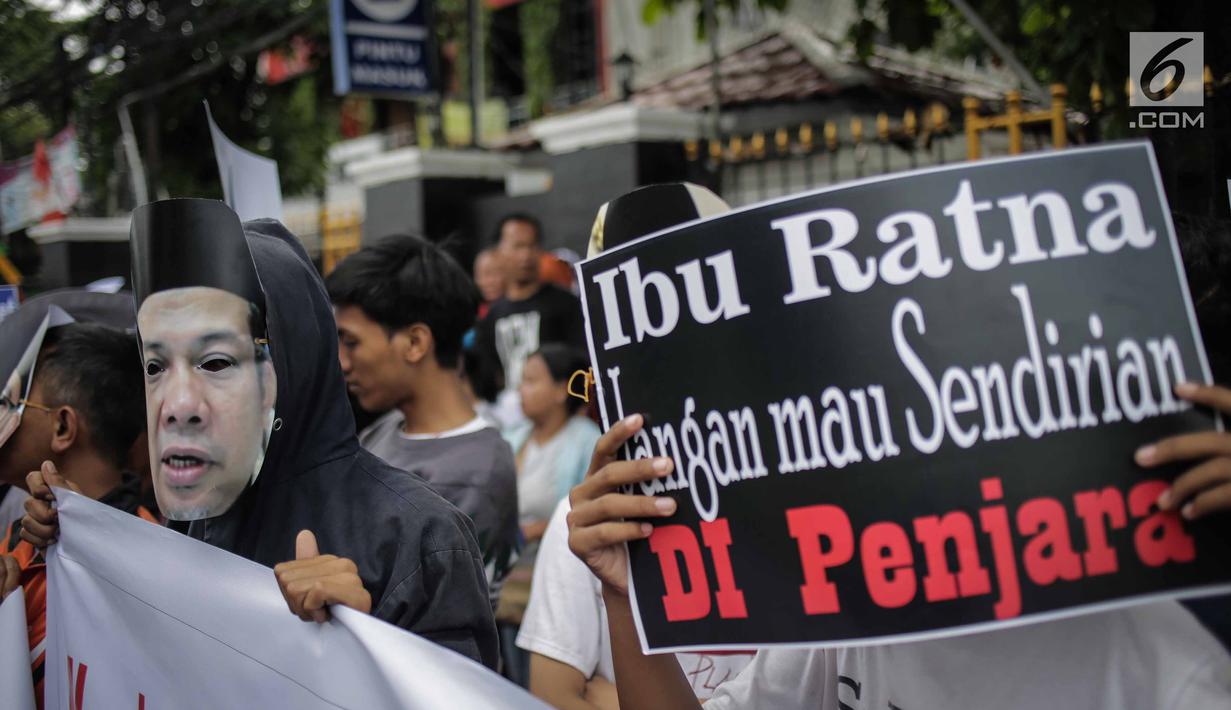 Massa yang mengatasnamakan Gerbang (Gerakan Anak Bangsa) menggelar unjuk rasa di depan PN Jakarta Selatan, Selasa (19/3). Dalam aksinya, mereka meminta Ratna Sarumpaet membongkar aktor intelektual dalam penyebaran hoaks. (Liputan6.com/Faizal Fanani)