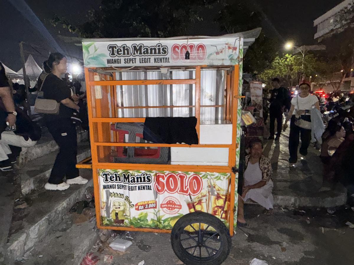Gerobak es teh solo milik pasutri Iyan dan Kasni, di JIS, Sabtu (26/09/2026). (merdeka.com/Cinta Najwa Fauzi).
