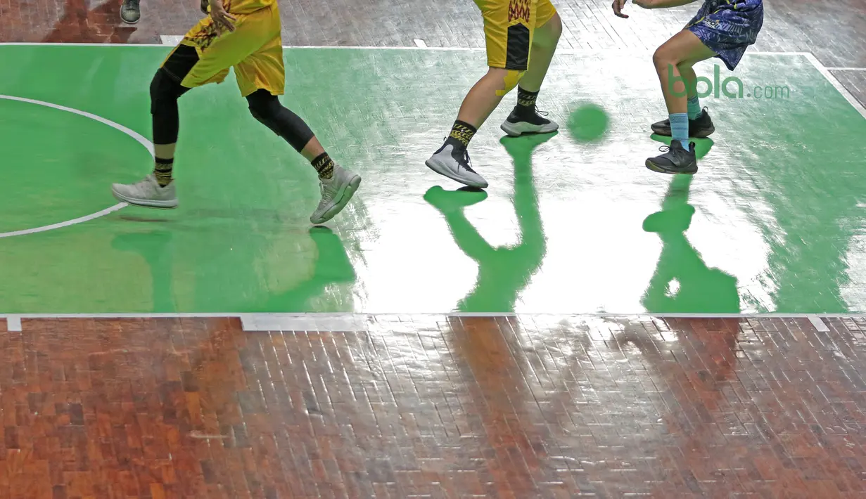 Duel pemain Merpati Bali dan pemain Tenaga Baru Pontianak pada laga Srikandi Cup 2018 di GOR Lokasari, Jakarta, Rabu (21/3/2018). Merpati Bali menang 61-37. (Bola.com/Nick Hanoatubun)