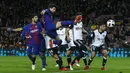 Bek Barcelona, Gerard Pique, melepaskan tendangan ke gawang Valencia pada laga leg pertama semifinal Copa Del Rey di Stadion Camp Nou, Jumat (2/2/2018). Barcelona menang 1-0 atas Valencia. (AP/Manu Fernandez)