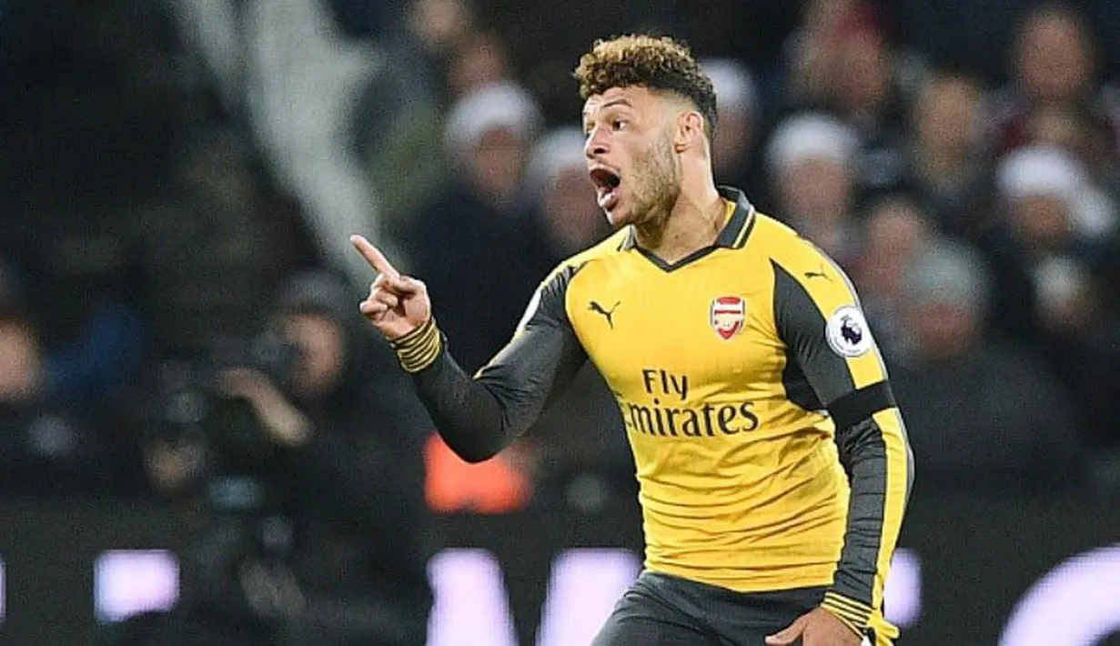 Alex Oxlade-Chamberlain - Karier Oxlade-Chamberlain semakin moncer setelah memutuskan hijrah dari Arsenal ke Liverpool pada 2017. Bersama The Reds ia berhasil merih trofi Liga Champions pada tahun 2019. (AFP/Justin Tallis)