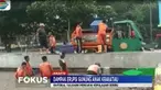Material vulkanik menyerupai lumpur tersebut mengapung di atas perairan pesisir pantai Pulau Kelapa.