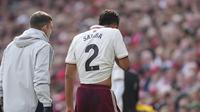 William Saliba ditarik keluar di laga Liverpool vs Arsenal karena mengalami cedera (AP Photo/Jon Super)