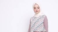 Atasan polos kombinasi batik (Pinterest)