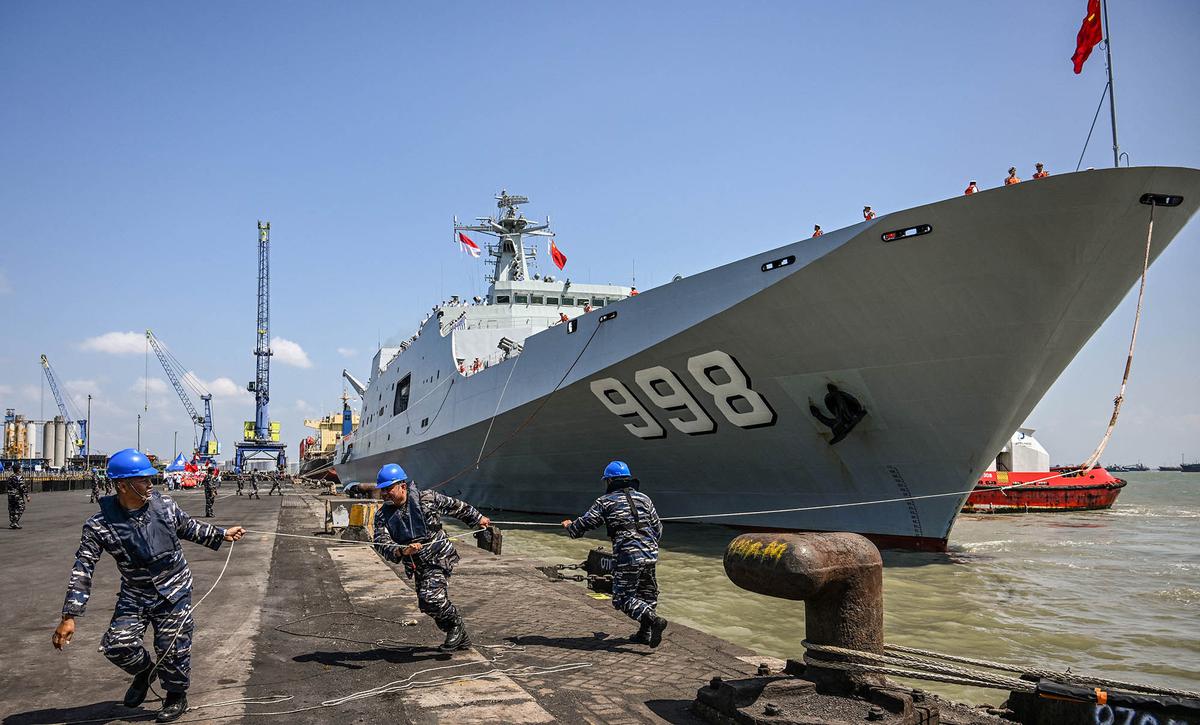 Dua Kapal Perang China Berlabuh di Surabaya