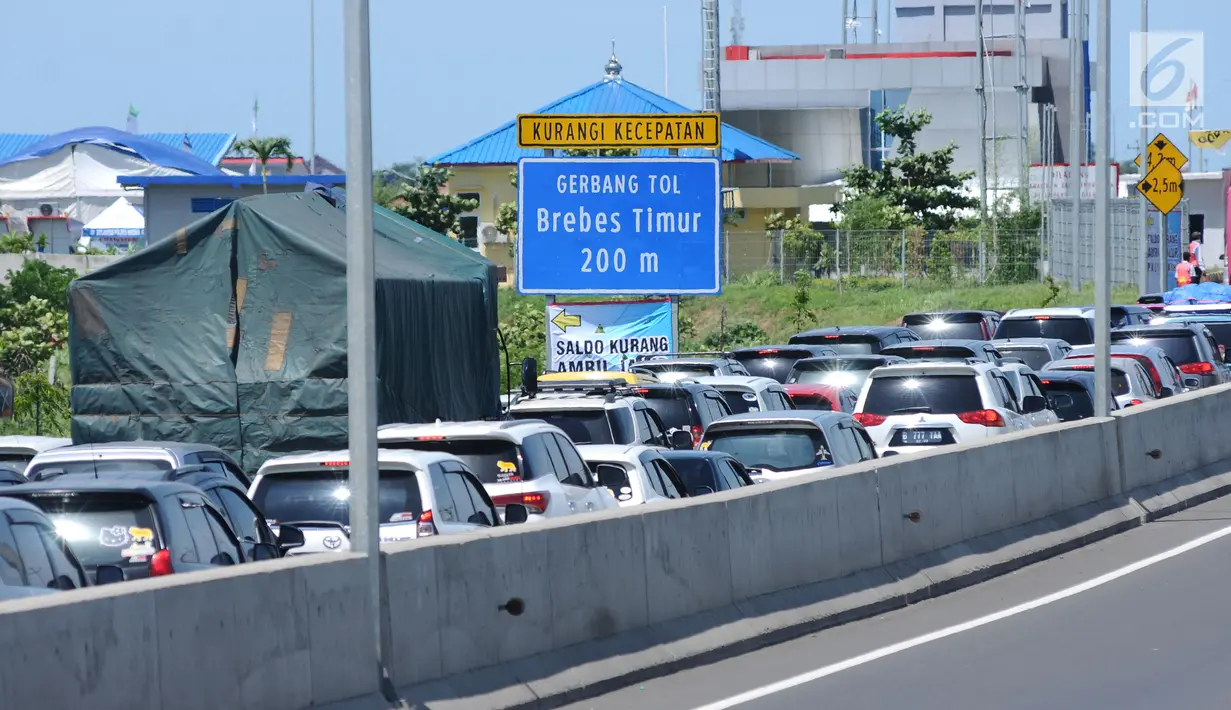 Kepadatan kendaraan yang antre menuju pintu keluar Tol Brebes Timur, Jawa Tengah, Sabtu (23/12). Libur Natal 2017, arus lalu lintas yang akan keluar dari pintu Tol Brebes Timur terjadi kepadatan. (Liputan6.com/Helmi Fithriansyah)