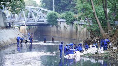 TelkomGroup Angkut 5,1 Ton Sampah dari Kali Krukut di Momen World Cleanup Day