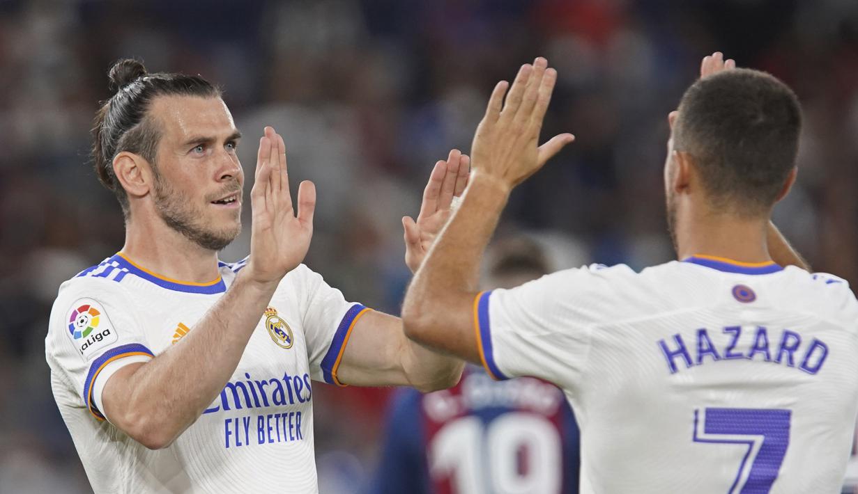 Pemain Real Madrid Gareth Bale (kiri) merayakan dengan Eden Hazard setelah mencetak gol ke gawang Levante pada pertandingan La Liga Spanyol di Stadion Ciutat de Valencia, Valencia, Spanyol, Minggu (22/8/2021). Pertandingan berakhir dengan skor 3-3. (AP Photo/Alberto Saiz)