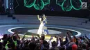 Penonton mengambil gambar pedangdut Via Vallen ketika bernyanyi dalam launching  Kompetisi Gojek Traveloka Liga 1 2018 di Studio 5 Indosiar, Jakarta, Senin (19/3). Via menyanyikan tiga lagu. (Liputan6.com/Faizal Fanani)