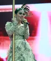 Syahrini merupakan salah satu selebriti tanah air yang lekat dengan penampilan glamor. Dalam kesempatan apapun penyanyi asal Bogor ini selalu memperhatikan penampilannya. (Deki Prayoga/Bintang.com)