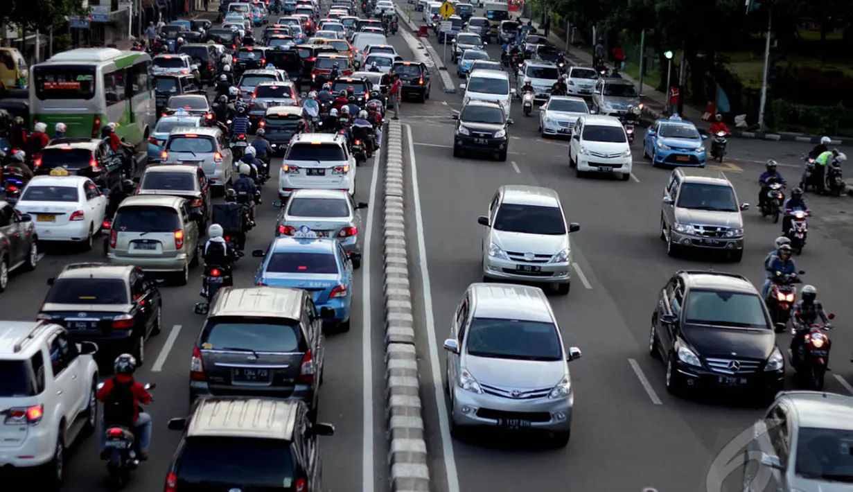 Pemprov DKI pada Maret mendatang berencana meningkatkan persentase pajak kendaraan bermotor (PKB) secara progresif dengan kenaikan mencapai 150 persen sebagai upaya menekan kepemilikan mobil lebih dari satu, Jakarta, Rabu (14/1/2015). (Liputan6.com/Faizal