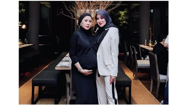 Meski sedang hamil besar, Cynthia Ramlan turut hadir memeriahkan ulang tahun sang kakak.