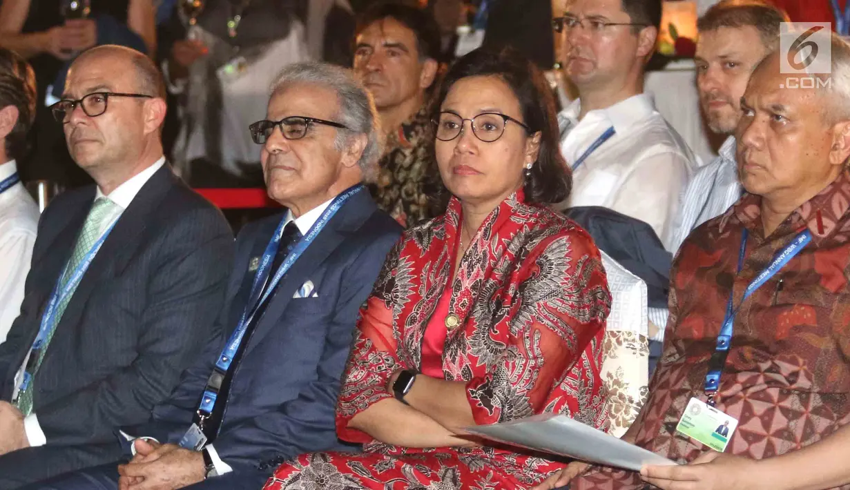 Menteri Keuangan Sri Mulyani (kedua kanan) saat menghadiri Global Markets Award Ceremony di Nusa Dua Bali, Sabtu (13/10). Sri Mulyani meraih penghargaan sebagai Menteri Keuangan Of The Years 2018. (Liputan6.com/Angga Yuniar)