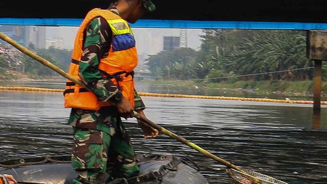Kegiatan bertajuk 'Grebeg Kali Ciliwung' ini dilakukan dalam rangka menyambut HUT Kemerdekaan RI ke-78.
