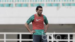 Pemain naturalisasi Timnas Indonesia U-22, Ezra Walian, mengikuti sesi latihan jelang laga kontra Myanmar. Ezra Walian dipastikan bermain membela Timnas Indonesia setelah Presiden Joko Widodo menandatangani Keppres. (Bola.com/M iqbal Ichsan)