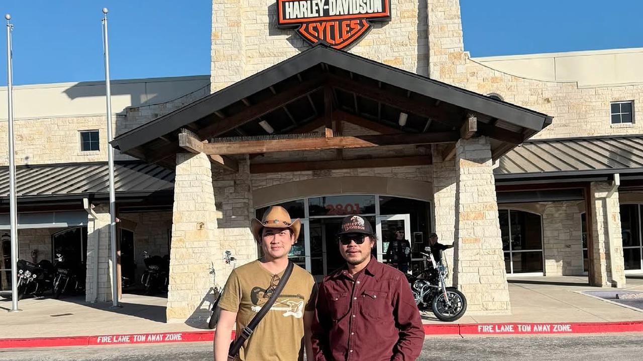 Potret Tengku Firmansyah Pakai Topi Cowboy saat Liburan di Texas Bersama Keluarga
