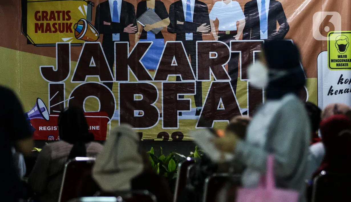 Sejumlah pencari kerja mengunjungi acara "Jakarta Job Fair" di Pasaraya Blok M, Jakarta, Kamis (28/7/2022). Pameran bursa kerja di lima wilayah kota administrasi Jakarta tersebut diikuti lebih dari 200 perusahaan dan terdapat 20 ribu lowongan pekerjaan. (Liputan6.com/Johan Tallo)